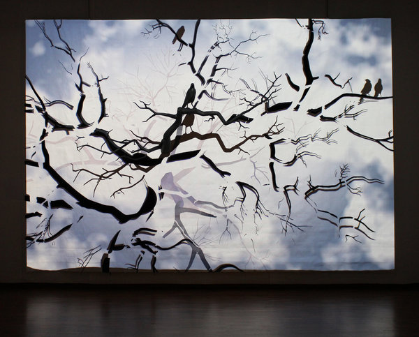 If, de Pascal Haudressy. Tissage Atelier Patrick Guillot et Cc Brindelaine (Aubusson), sculpture résine et projection vidéo.