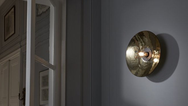 D’esprit solaire, applique Zénith. S en verre thermoformé or, disponible aussi en couleur argent. Structure en chêne massif ou acier laqué noir mat. Profondeur : 15 cm. Diamètre : 40 cm. Fabriquée à la main en Europe. D’esprit solaire, applique Zénith. S en verre thermoformé or, disponible aussi en couleur argent. Structure en chêne massif ou acier laqué noir mat. Profondeur : 15 cm. Diamètre : 40 cm. Fabriquée à la main en Europe.