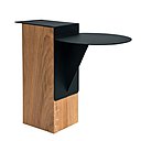 Jeux de formes géométriques pour la table basse Grafit, avec base en chêne massif et plateau en métal laqué noir mat (h 45 cm x p 30 cm x L 49 cm).