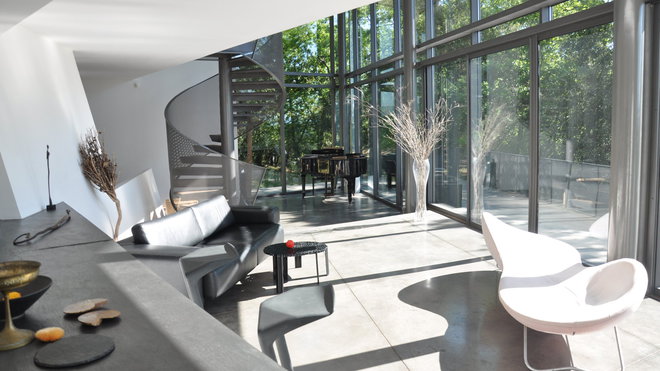 Le mobilier et les objets de décoration de forme organique offrent une continuité avec l’architecture et l’extérieur. Le mobilier et les objets de décoration de forme organique offrent une continuité avec l’architecture et l’extérieur.