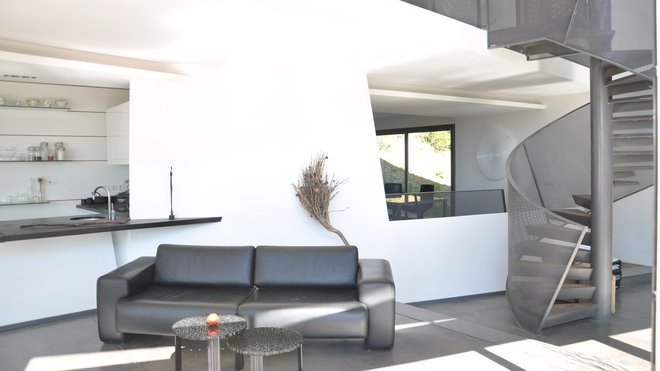 L’escalier hélicoïdal et son garde-corps en métal perforé qui s’enroule comme un ruban joue les effets sculpturaux. Tables basses, modèle « T-Table », en PMMA (thermoplastique) avec plateau dessinant une sorte de dentelle. Création Patricia Urquiola en 2006, éditée chez Kartell. L’escalier hélicoïdal et son garde-corps en métal perforé qui s’enroule comme un ruban joue les effets sculpturaux. Tables basses, modèle « T-Table », en PMMA (thermoplastique) avec plateau dessinant une sorte de dentelle. Création Patricia Urquiola en 2006, éditée chez Kartell.