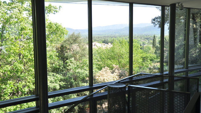 La façade offre un tableau végétal impressionniste XXL. La façade offre un tableau végétal impressionniste XXL.