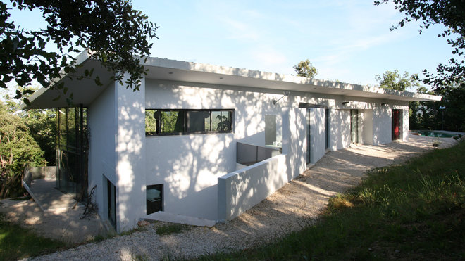 L’arrière de l’habitation, adossée à la pente rocheuse, offre des espaces plus intimes. L’arrière de l’habitation, adossée à la pente rocheuse, offre des espaces plus intimes.