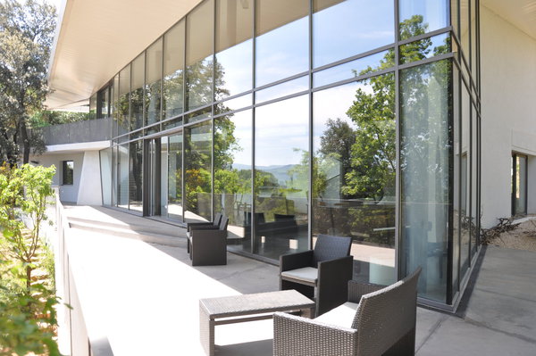 Les terrasses larges et longues encadrent la maison.