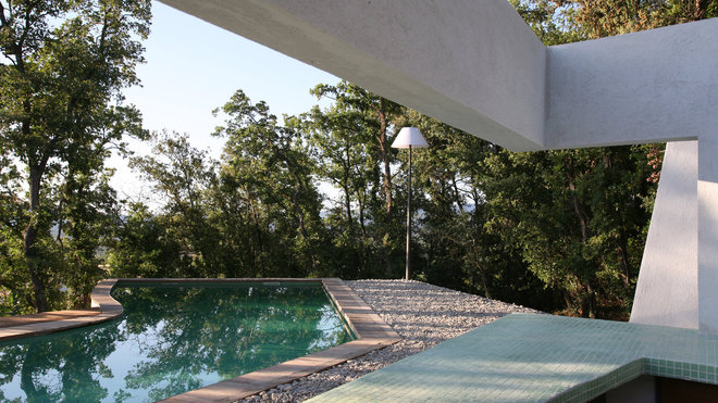 La piscine dessine un chemin qui serpente dans la nature. La piscine dessine un chemin qui serpente dans la nature.