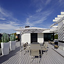 Comme une pièce-à-vivre à ciel ouvert, la magnifique terrasse sur le toit déploie une surface de 324 m².