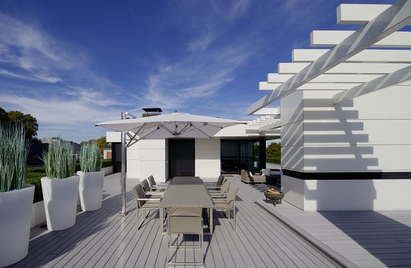 Comme une pièce-à-vivre à ciel ouvert, la magnifique terrasse sur le toit déploie une surface de 324 m².