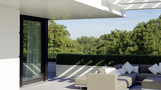 La large terrasse de plain pied avec le salon offre une vue à couper le souffle sur l’Alster, la rivière qui traverse la ville de Hambourg.