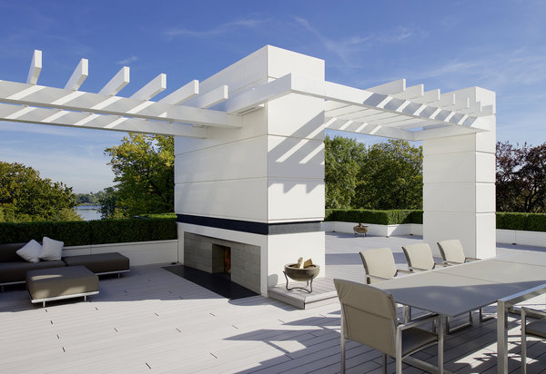 Les grandes jardinières du patio, réalisées également en HI-MACS®, encadrent la pièce-à-vivre.