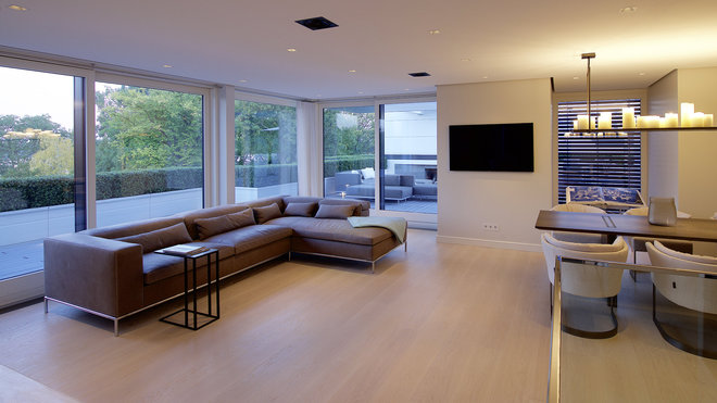 Le design des pièces intérieures a été calqué sur celui du toit-terrasse, en élargissant le conduit de cheminée jusqu'à la pergola.