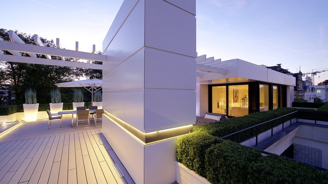 L’éclairage extérieur a été travaillé pour renforcer l’impression de continuité entre le dehors et le dedans.