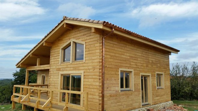 Bois clair pour la maison Pailhes, hors d'eau et hors d'air, prête à être achevée pas ses nouveaux propriétaires.