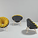 La structure métallique du fauteuil Quetzal est recouverte de polyuréthane avec des coussins rembourrés de polyuréthane TXED 40 et fibre polyester, le tout reposant sur des pieds en bois. H 90 cm x P 100 cm x L 100 cm. En version tissu, 2018 € et en version cuir, 3569 €.