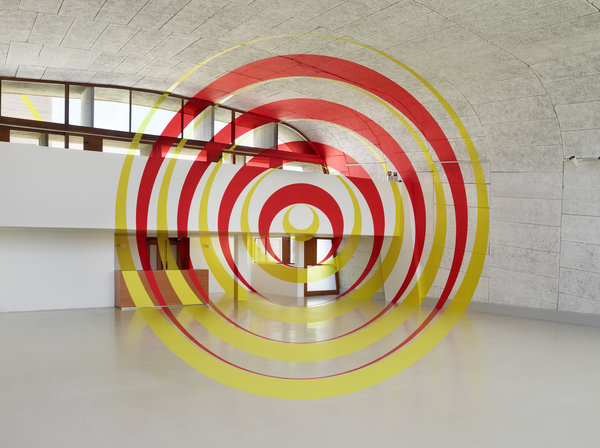 Felice Varini est intervenu in situ dans le lieu de façon inédite et son travail a évolué en relation avec les espaces qu’il a été amené à rencontrer. Il a parcouru le lieu en relevant son architecture, ses matériaux, son histoire et sa fonction. A partir de ses différentes données spatiales, il a défini un point de vue autour duquel son intervention a pris forme. Felice Varini  « Rebonds par les pôles »,  Marseille 2016.