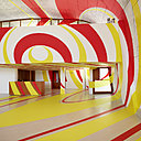 Lorsque le spectateur sort du point de vue, le travail rencontre l'espace qui engendre une infinité de points de vue sur la forme. Ce n'est donc pas à travers ce premier point que l’artiste voit le travail effectué, mais celui-ci se tient dans l'ensemble des points de vue que le spectateur peut avoir sur lui. Felice Varini  « Rebonds par les pôles », Marseille 2016.