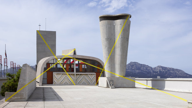 La construction de cet ancien gymnase a débuté en 1945. La cheminée fait référence à Jean Arp et Alvar Aalto. Felice Varini « Quatre droites aux trois croisements  » , Marseille 2016.