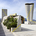 Chacune des trois créations de Felice Varini nous fait découvrir d’autres perspectives de Le Corbusier. Elles amènent notre regard à percevoir le lieu différemment. Elles génèrent des milliers d’autres œuvres se servant de l’autre pour former un ensemble totalement nouveau. Felice Varini « Quatre droites aux trois croisements  » , Marseille 2016.