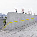 Le visiteur est confronté à trois œuvres monumentales à la géométrie parfaite. Felice Varini est intervenu sur l’ensemble de la terrasse avec trois pièces (rouge et jaune) proposant trois points de vue différents. C’est une invitation « à pouvoir jouer, souligner et surligner aussi bien une architecture qu’une ville entière. L’espace est son support naturel…Felice Varini  « Quatre droites aux trois croisements  » , Marseille 2016.