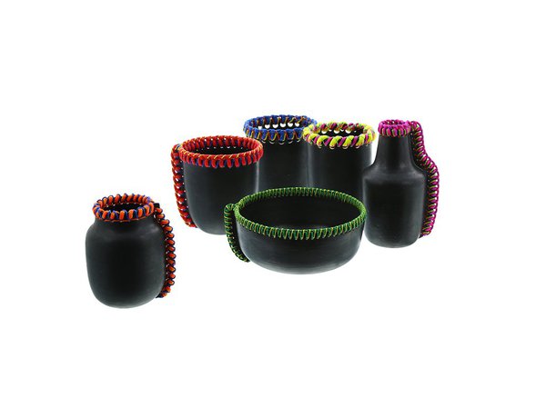 Vases de la série Acapulco en grès blanc tourné et modelé, émail noir anthracite, broderie textile. H 9 à 18 cm. De 80 € à 160 €.  Création Silver Sentimenti.