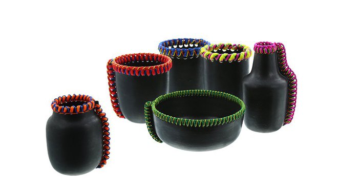 Vases de la série Acapulco en grès blanc tourné et modelé, émail noir anthracite, broderie textile. H 9 à 18 cm. De 80 € à 160 €.  Création Silver Sentimenti.