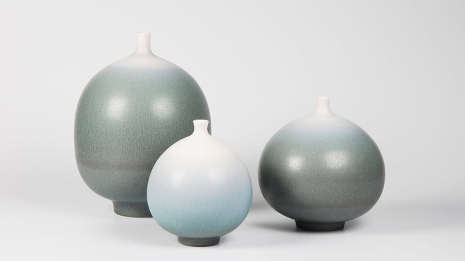 Vases décoratifs, série NTH en porcelaine émaillée. Création Marc Uzan. Dim. 19 à 22 cm  x H 16 à 22 cm. De 360 € à 800 €.