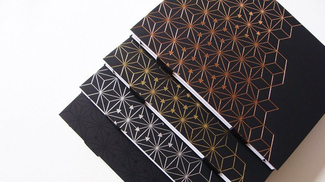 Carnets en papier de la collection Gofun Asanoha en papier blanc, marquage argent, or ou cuivre. Création Julie Auzillon. Formats A6 (10,5 x 15 cm), A7 (7,5 x 10,5 cm. De 40 € à 50 €.