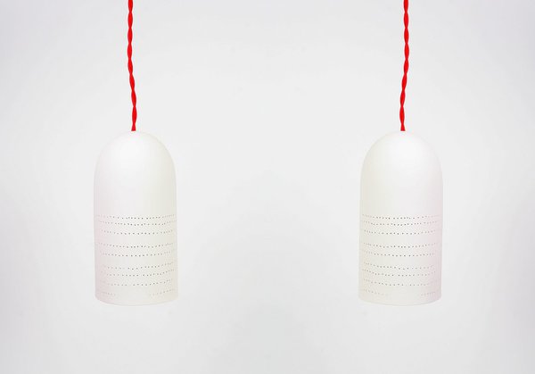 Suspension en porcelaine blanche perforée. Création Jean-Marc Fondimare. Dimensions 10 cm x H 21 cm. 190 €.