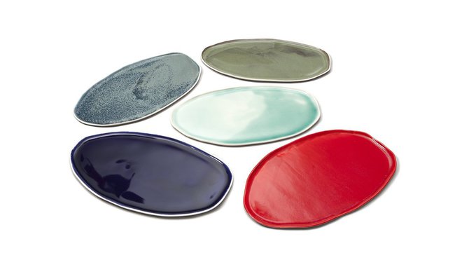 Plats  en porcelaine et émaux (bleu intense, bleu étoilé, bleu-gris nuageux, rouge, vert marais). Création Fabien Mérillon. L 35 x l 20 cm. 75 €, l’un.