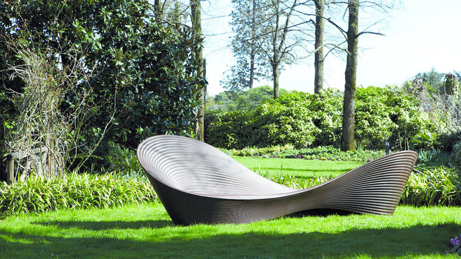Folly, banc pour espace public en polyéthylène moulé par rotation pouvant accueillir jusqu’à 10 personnes. L 360 x P 95 x H 37/83/110 cm. Création Ron Arad pour Magis en 2013. Prix : 3 451 €.