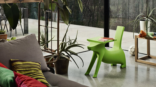 Le Chien savant, bureau et siège pour enfant en polyéthylène rotomoulé adapté à l’extérieur. L 79,5 x P 24 x H 51,5/ 55/ 66 cm. Création Philippe Starck et Chantal Bavaud pour Magis en 2013. Prix : 195 €.