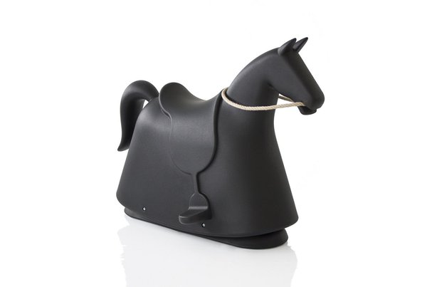 Rocky, cheval à bascule en polypropylène moulé par rotation avec rênes en chanvre naturel. L 75 x P 50,5 x H 71,5 cm. Création Marc Newson pour Magis en 2013. Prix : 690 €.