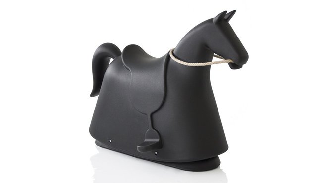 Rocky, cheval à bascule en polypropylène moulé par rotation avec rênes en chanvre naturel. L 75 x P 50,5 x H 71,5 cm. Création Marc Newson pour Magis en 2013. Prix : 690 €.