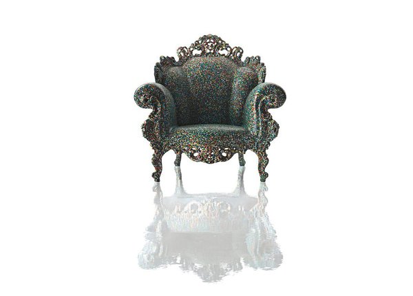 Proust, fauteuil d’extérieur en polyéthylène rotomoulé multicolore. Reproduction du décor original du Fauteuil Proust de 1878, il a été redessiné en 1978, puis adapté en plastique pour l’extérieur. L 60/140 x P 90 x H 39/67 cm. Création Alessandro Mendini pour Magis en 2011. Prix : 1 224 €.