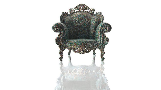 Proust, fauteuil d’extérieur en polyéthylène rotomoulé multicolore. Reproduction du décor original du Fauteuil Proust de 1878, il a été redessiné en 1978, puis adapté en plastique pour l’extérieur. L 60/140 x P 90 x H 39/67 cm. Création Alessandro Mendini pour Magis en 2011. Prix : 1 224 €.