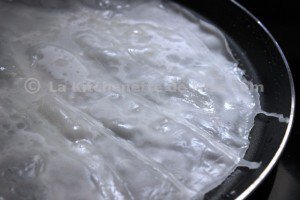 La cuisson de la pâte de riz en poêle.