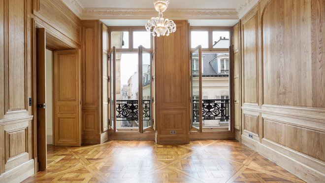 Les murs de la salle à manger ont été habillés de boiseries en chêne massif , d’aspect brossé avec un aspect patiné et vieilli très subtil. Les murs de la salle à manger ont été habillés de boiseries en chêne massif , d’aspect brossé avec un aspect patiné et vieilli très subtil.