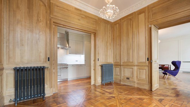 La salle à manger communique avec la cuisine. Le deux espaces sont séparés par des portes coulissantes intégrées dans la cloison. Cuisinière, Lacanche. La salle à manger communique avec la cuisine. Le deux espaces sont séparés par des portes coulissantes intégrées dans la cloison. Cuisinière, Lacanche.