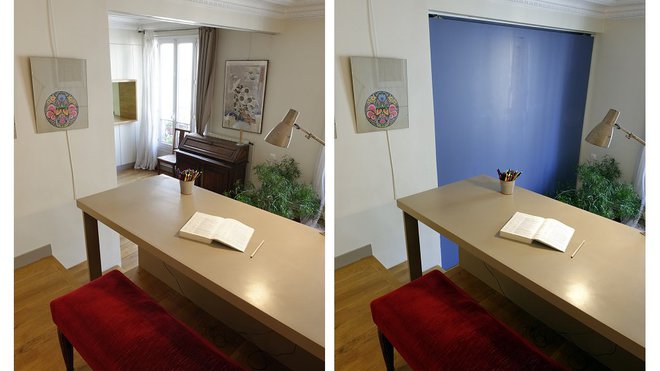 Le plateau du bureau d’une profondeur de 70 cm prolonge la bibliothèque multifonction. Côté bureau, la cloison mobile est peinte dans une autre couleur.