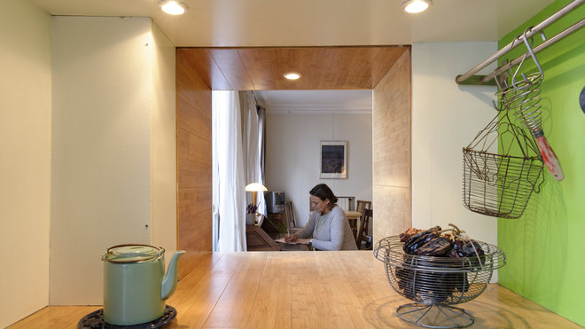 Côté cuisine, on retrouve les lattes de bambou associées à un vert pomme, coloris résolument lumineux.