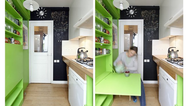 Dans la cuisine étroite, on a intégré une table rabattable dans un rangement ouvert.