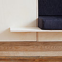 Tous les meubles sont en placage de chêne clair avec chant visible. Pour rajouter une touche de raffinement, les plinthes des meubles ont été fabriquées en chêne massif.