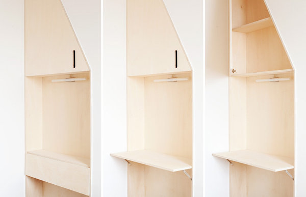Le bureau épouse le mur en soupente. Il est composé d’un rangement fermé, de niches ouvertes et d’un plan de travail rabattable. L’éclairage est également intégré pour gagner de la place.