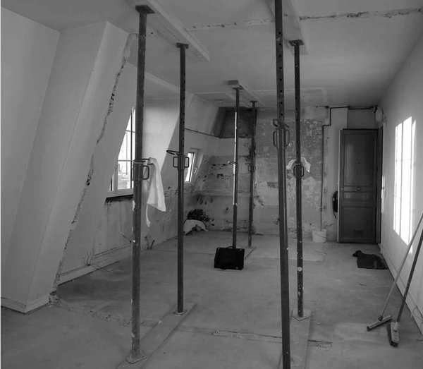 L’appartement avant travaux et mis à nu après démolition du mur de séparation et dépose de tous les équipements techniques vétustes