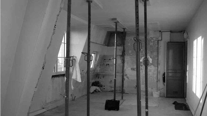 L’appartement avant travaux et mis à nu après démolition du mur de séparation et dépose de tous les équipements techniques vétustes