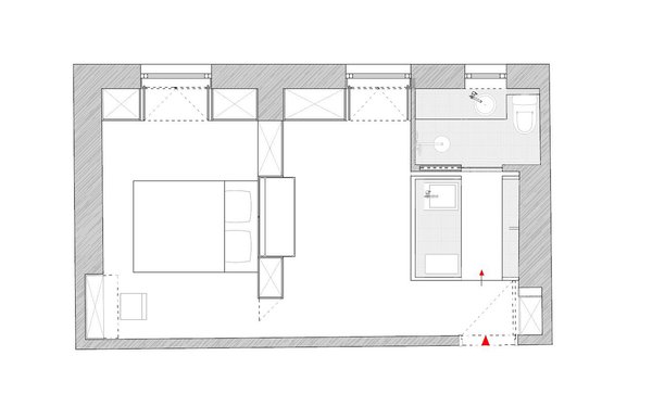 Après les travaux: deux pièces en connexion, mais visuellement séparées. Une cuisine cachée mais intégrée. Une salle de bains légèrement agrandie par le déplacement de la cloison à la limite de la fenêtre de toit, mais valorisée par l’aménagement d’une douche en remplacement d’une encombrante baignoire. La place de la salle de bains a été inversée avec celle de la cuisine pour ouvrir cette dernière sur la pièce à vivre.
