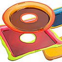 Multicolore. La collection imaginée par le grand maître de la résine colorée, Gaetano Pesce en 1995, s’est enrichie de petits plateaux vide-poches. Try tray family, le format carré, 31 x 31 cm, 97 €, le format rectangulaire, 31 x 16 cm, 48 €, Corsi Design.