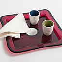 En tête à tête. On en mangerait, tellement la coloration de la résine ressemble aux sucres d’orge des fêtes foraines ! Ne vous y trompez pas, la réalisation a nécessité une grande maîtrise du geste ! Try tray family, 31 x 31 cm 97 €, Corsi Design.