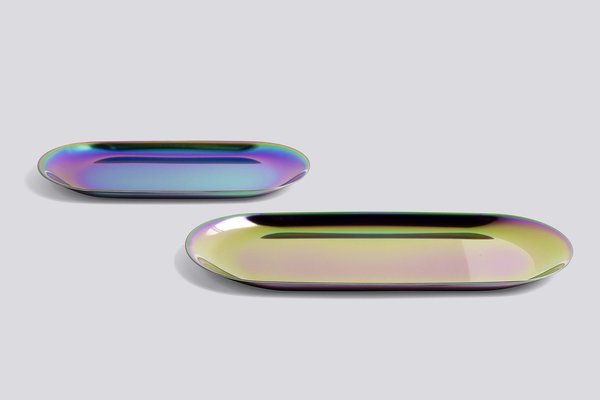 Modulations. Une déclinaison du métal aux variantes de couleurs changeantes… Plateaux Rain bow, existe en deux tailles, 23 x 9,5 cm et 18 x 8 cm, acier inoxydable, prix sur demande, Hay.