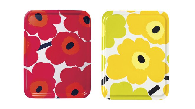 Incassable et léger. Il est décoré du célèbre motif à fleurs, coquelicot, qui a fait la renommée de l’éditeur et qui égaie les repas improvisés. Plateaux Pieni Unikko, création Teresa Moorhouse 1964, 43 x 43 cm, 50 €, Marimekko.