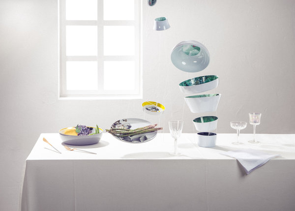 A droite, le vase Ming en mélamine, qui se décompose et recompose à loisir. A gauche, les assiettes Yuan Parnasse. Collection « Faux-semblants ».